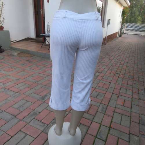 Smart white cropped pants with black broken vertical stripes. Stretch cotton. Size 34/10 by EXACT.