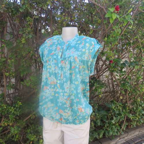 Cool summer 100% cotton turquoise top yellow/orange daisies. By PROMOD France. Size 38/14.As new