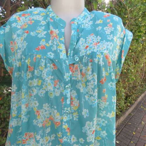 Cool summer 100% cotton turquoise top yellow/orange daisies. By PROMOD France. Size 38/14.As new