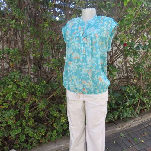 Cool summer 100% cotton turquoise top yellow/orange daisies. By PROMOD France. Size 38/14.As new