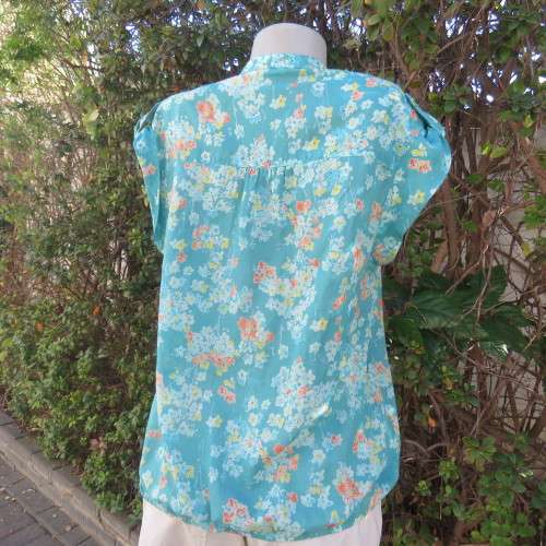Cool summer 100% cotton turquoise top yellow/orange daisies. By PROMOD France. Size 38/14.As new