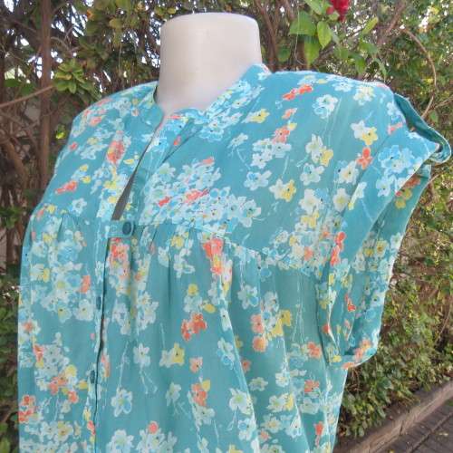 Cool summer 100% cotton turquoise top yellow/orange daisies. By PROMOD France. Size 38/14.As new