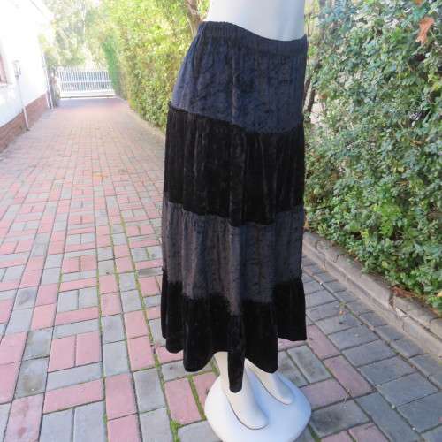 Beautiful tiered black polycotton stretch velvet skirt. Elasticated waist. Mini lining. Size 38/40.