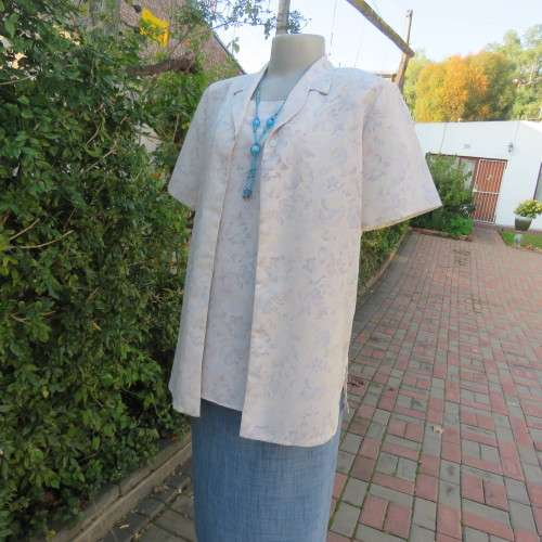 Twin set top in soft lilac and white floral patterns.. Size 36/12 by NADA. Very good condition.