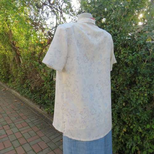 Twin set top in soft lilac and white floral patterns.. Size 36/12 by NADA. Very good condition.