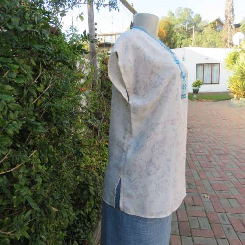 Twin set top in soft lilac and white floral patterns.. Size 36/12 by NADA. Very good condition.