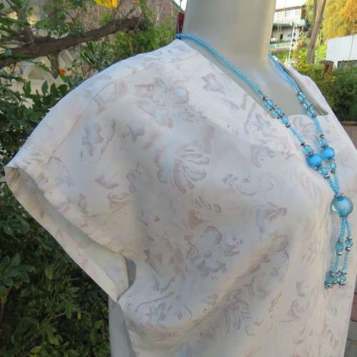 Twin set top in soft lilac and white floral patterns.. Size 36/12 by NADA. Very good condition.