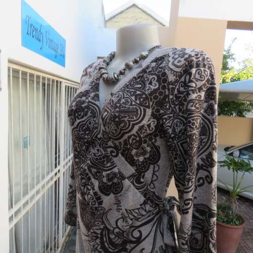 Beautiful grey/black baroque patterned fold over long sleeve dress. Stretch jersey fabric.Size 36/12