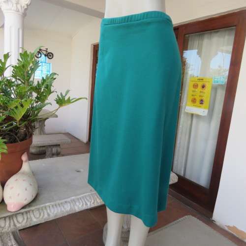 As new A-Line jade skirt in jersey fabric. Elasticated waist. By DELSWA Essentials in size 38/14