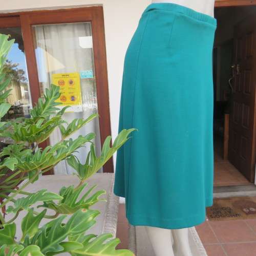 As new A-Line jade skirt in jersey fabric. Elasticated waist. By DELSWA Essentials in size 38/14