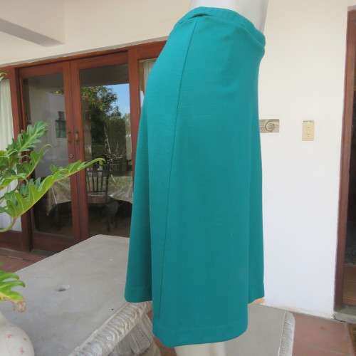 As new A-Line jade skirt in jersey fabric. Elasticated waist. By DELSWA Essentials in size 38/14