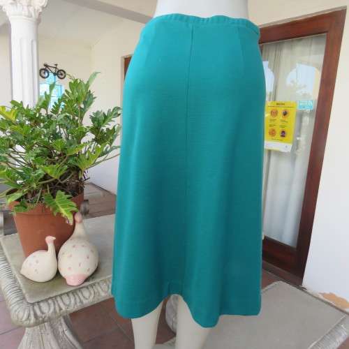 As new A-Line jade skirt in jersey fabric. Elasticated waist. By DELSWA Essentials in size 38/14