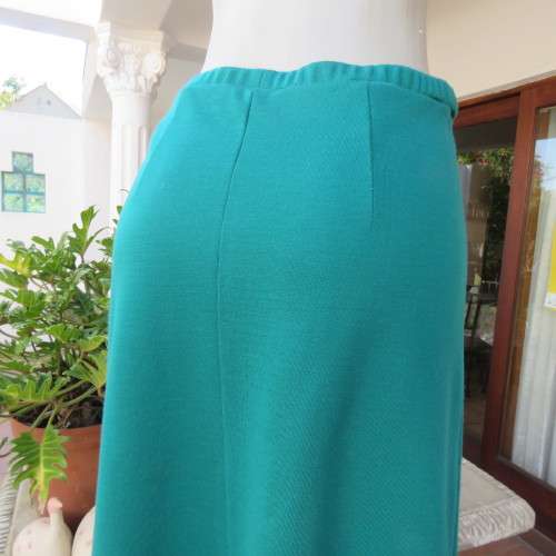 As new A-Line jade skirt in jersey fabric. Elasticated waist. By DELSWA Essentials in size 38/14
