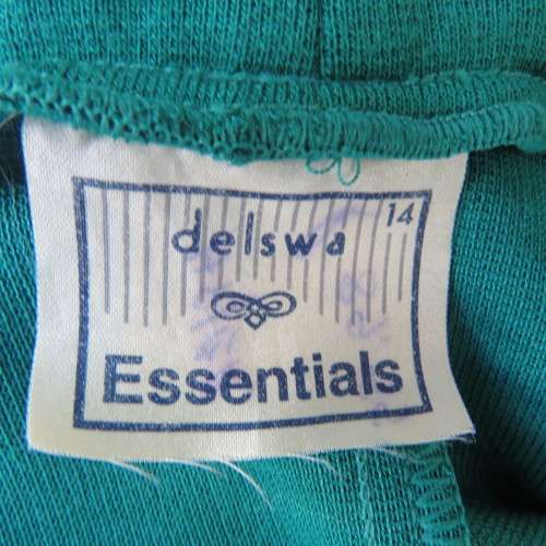 As new A-Line jade skirt in jersey fabric. Elasticated waist. By DELSWA Essentials in size 38/14