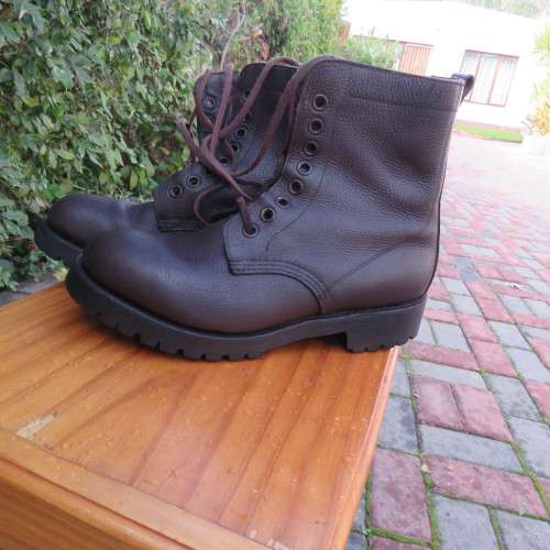 Pair,as new, SADF brown genuine leather army boots size 7 army size 255W issued 1998 by BAGSHAW.