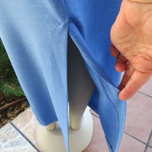 High waisted boutique made cobalt blue pencil skirt size 40/16. Elastic in side waist.Back zip/slit.