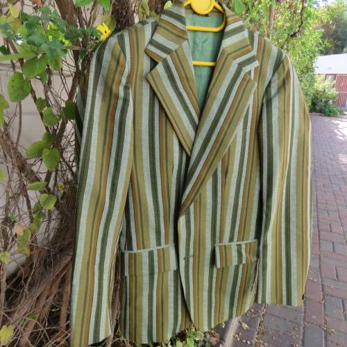 Funky men`s size small striped textured polyester fully lined jacket in mottled greens. By YANKS.