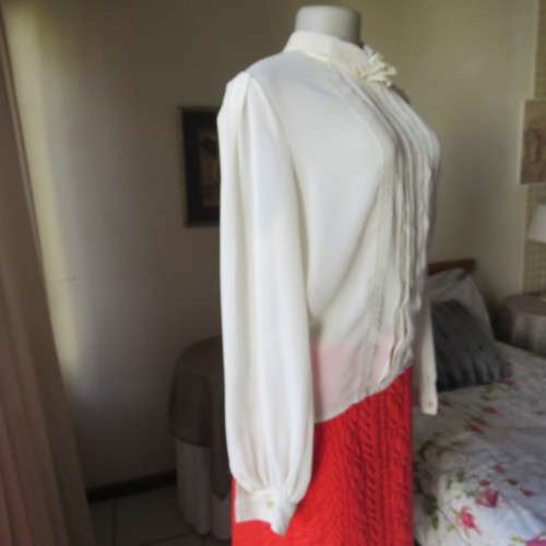 Romantic long sleeve cream polyester blouse from 80`s. Tucked seams front.Size 38/14. Very good cond