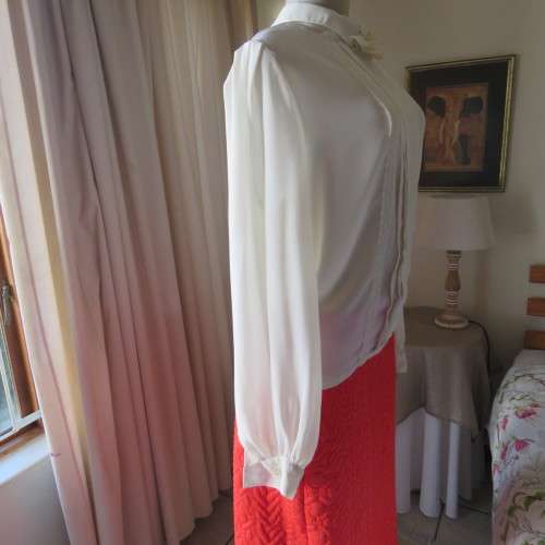 Romantic long sleeve cream polyester blouse from 80`s. Tucked seams front.Size 38/14. Very good cond