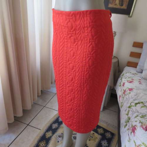 Unique scarlet red poly stretch bubble pattern pencil bandless skirt. By INSPIRE size 40/16.As new.
