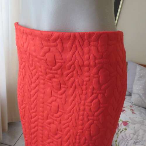 Unique scarlet red poly stretch bubble pattern pencil bandless skirt. By INSPIRE size 40/16.As new.