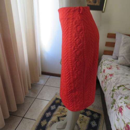 Unique scarlet red poly stretch bubble pattern pencil bandless skirt. By INSPIRE size 40/16.As new.