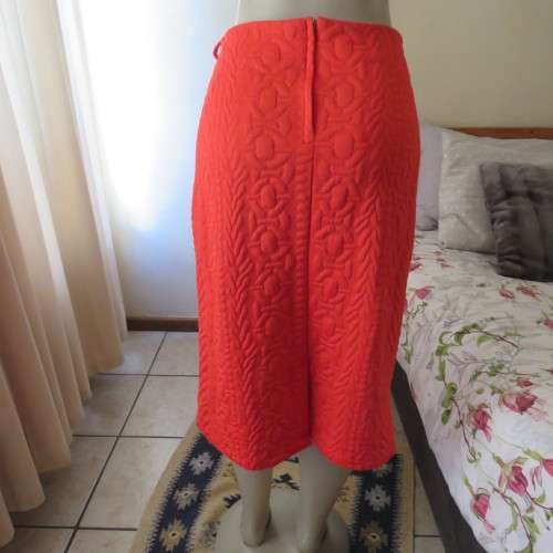 Unique scarlet red poly stretch bubble pattern pencil bandless skirt. By INSPIRE size 40/16.As new.