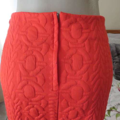 Unique scarlet red poly stretch bubble pattern pencil bandless skirt. By INSPIRE size 40/16.As new.