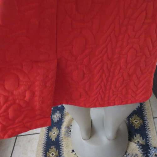 Unique scarlet red poly stretch bubble pattern pencil bandless skirt. By INSPIRE size 40/16.As new.