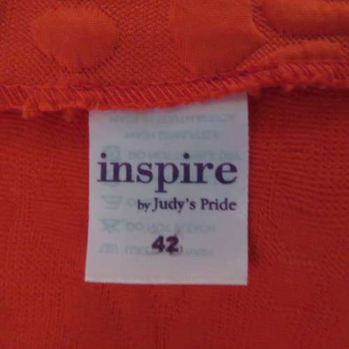 Unique scarlet red poly stretch bubble pattern pencil bandless skirt. By INSPIRE size 40/16.As new.