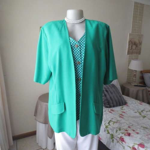 Amazing emerald green short sleeve jacket with polkadot attached waistcoat.Size 44/20.Brand new cond
