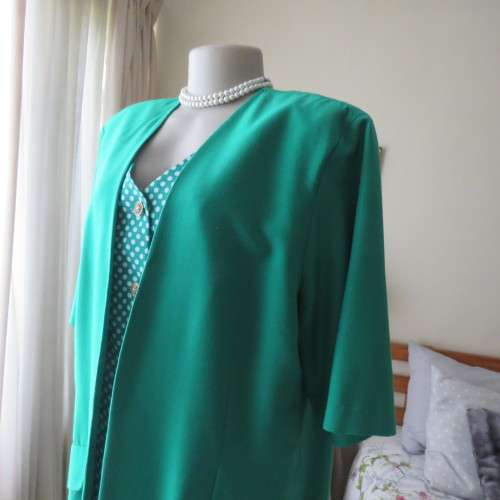 Amazing emerald green short sleeve jacket with polkadot attached waistcoat.Size 44/20.Brand new cond