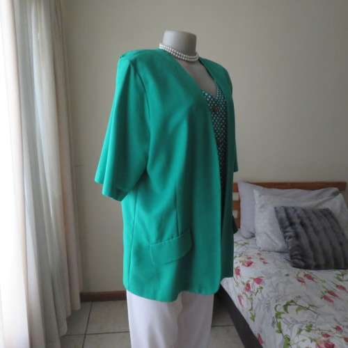 Amazing emerald green short sleeve jacket with polkadot attached waistcoat.Size 44/20.Brand new cond