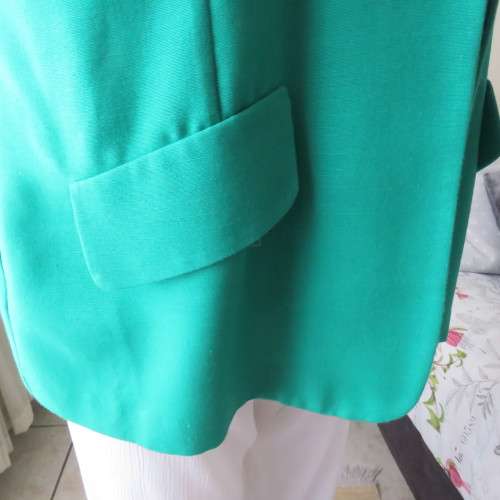 Amazing emerald green short sleeve jacket with polkadot attached waistcoat.Size 44/20.Brand new cond