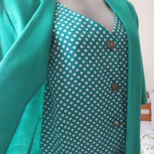 Amazing emerald green short sleeve jacket with polkadot attached waistcoat.Size 44/20.Brand new cond