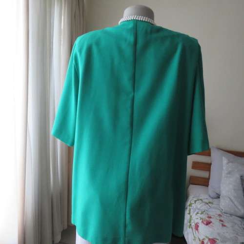 Amazing emerald green short sleeve jacket with polkadot attached waistcoat.Size 44/20.Brand new cond
