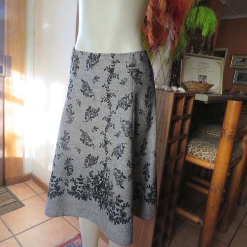 Well cut bandless paneled skirt in mottled grey with velvet floral patterns.Size 38/14.New condition