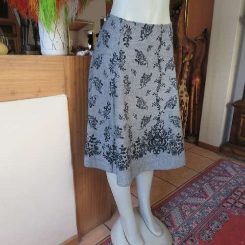 Well cut bandless paneled skirt in mottled grey with velvet floral patterns.Size 38/14.New condition
