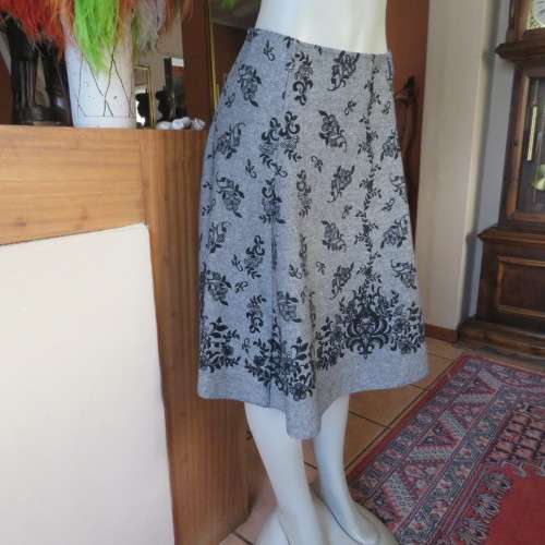 Well cut bandless paneled skirt in mottled grey with velvet floral patterns.Size 38/14.New condition