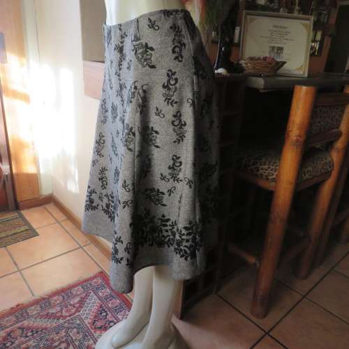 Well cut bandless paneled skirt in mottled grey with velvet floral patterns.Size 38/14.New condition