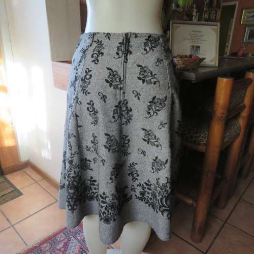 Well cut bandless paneled skirt in mottled grey with velvet floral patterns.Size 38/14.New condition