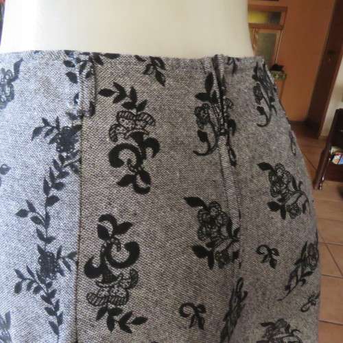 Well cut bandless paneled skirt in mottled grey with velvet floral patterns.Size 38/14.New condition