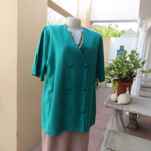 Smart double breast jade colour short sleeve boutique made V front jacket. Size 42/18. New cond.