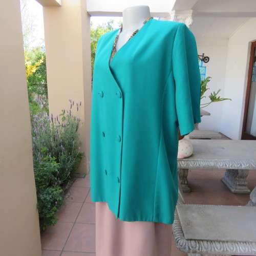 Smart double breast jade colour short sleeve boutique made V front jacket. Size 42/18. New cond.