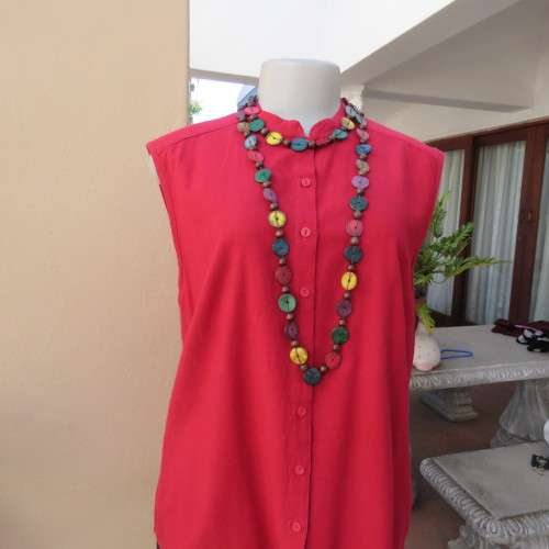 Fiery red sleeveless button down top with mandarin collar by WOOLWORTHS size 38/14. Viscose/cotton.