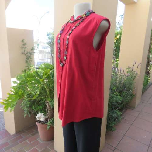 Fiery red sleeveless button down top with mandarin collar by WOOLWORTHS size 38/14. Viscose/cotton.