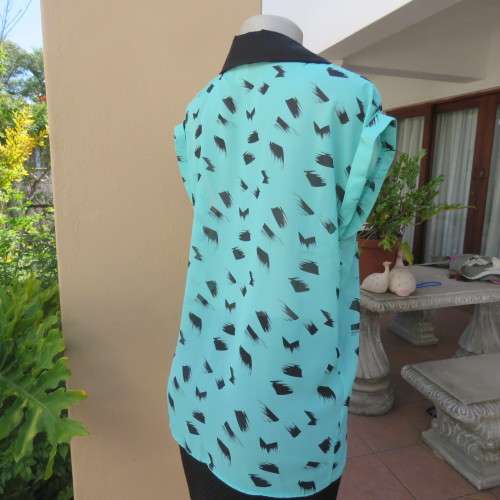 Cool sleeveless sheer turquoise poly top with black brush marks/collar/hidden button down.Size 36/12