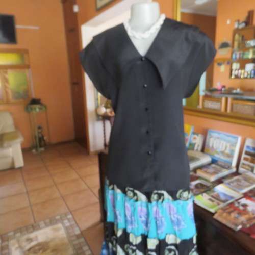 Lovely black silky polyester button down top. Tiny cut-on sleeves. Wide pointed collar. Size 40/16.