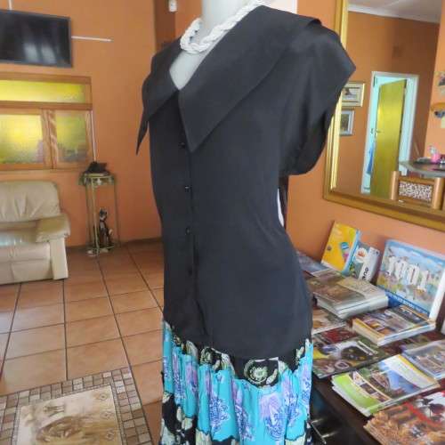 Lovely black silky polyester button down top. Tiny cut-on sleeves. Wide pointed collar. Size 40/16.