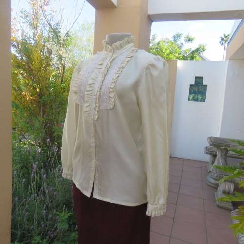 Amazing rich cream raw silk long sleeve blouse by MISS FASHION imported. Size 36/12.Frilled collar.